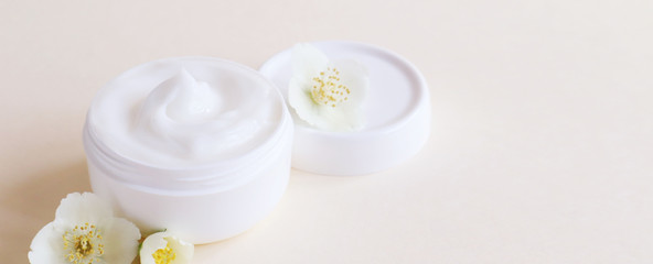 Obraz na płótnie Canvas Cream moisturizer in the white jar. The concept of health and beauty.