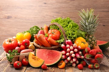 Fotobehang geassorteerd van fruit en groente op houten ondergrond © M.studio