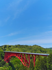 青空と山の中の赤い橋