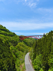 青空と山の中の赤い橋