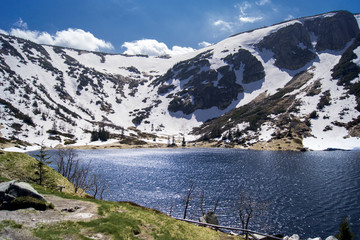 Obraz premium Woda wśród gór