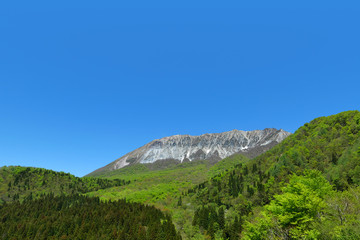 快晴の空と新緑の山