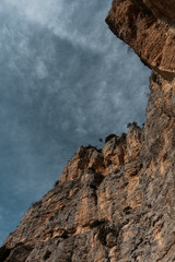 Acantilado para escaladores, día soleado con el cielo azul. Ruta de escalada.