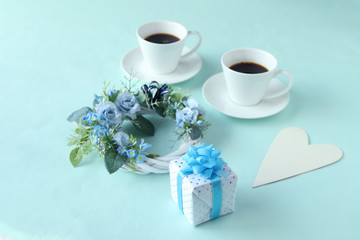 ハートと贈り物とコーヒーと青いバラと勿忘草のリース