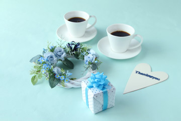 Obraz na płótnie Canvas ハートと贈り物とコーヒーと青いバラと勿忘草のリース