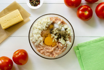 Step by step recipe of stuffed tomatoes. Minced chicken with rice, egg and onions in a bowl