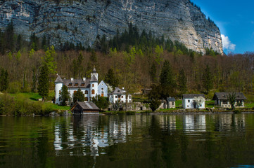 Fototapeta na wymiar Castillo blanco al lado de lago con bosque