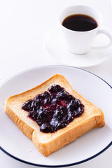 ブルーベリージャムを塗ったトースト