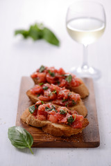 トマトとバジルのブルスケッタ