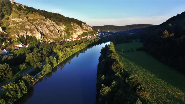 Luftaufnahme des Altm&uuml;hltals in Bayern bei Sonnenuntergang