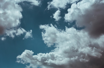 Obraz premium Fluffy clouds cover the summer blue sky