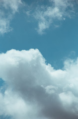 Obraz premium Fluffy clouds cover the summer blue sky