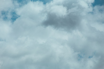 Obraz premium Fluffy clouds cover the summer blue sky