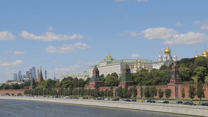 Obraz premium Sunny summer day moscow river bay kremlin