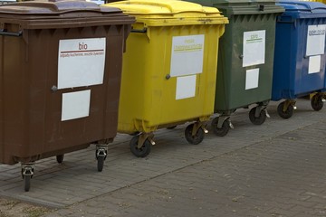 Kolorowe śmietniki do segregacji śmieci - obrazy, fototapety, plakaty