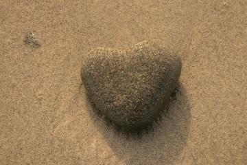 Stein Herz am Strand im Sand