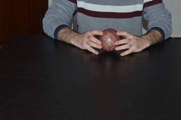 Bola decorativa entre manos