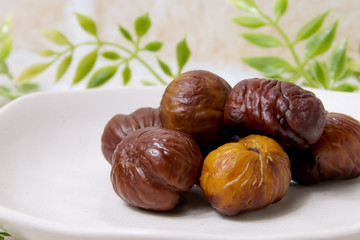 栗、甘栗、木の実、実、茶色、食べ物、ナッツ、剥き栗、お皿、白いお皿、剥いた栗