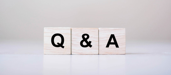 Q&A word with wooden cube block. FAQ( frequency asked questions), Answer, Question & Ask, Information, Communication and Brainstorming Concepts - obrazy, fototapety, plakaty