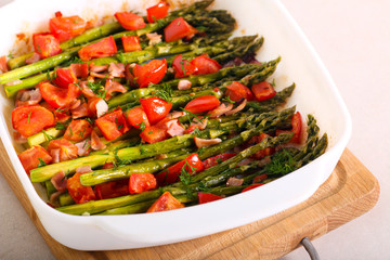 Baked asparagus with tomato and meat