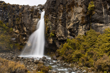 Obraz premium Wodospad Taranaki, wodospad, Park Narodowy Tongariro, Wyspa Północna, Nowa Zelandia