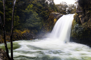 Fototapeta na wymiar Taswahai Falls, Gollums Pool, Marder, fließendes Wasser, rauschender Wasserfall