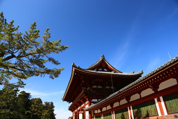Obraz premium a glimpse of a temple and the clear sky of kyoto