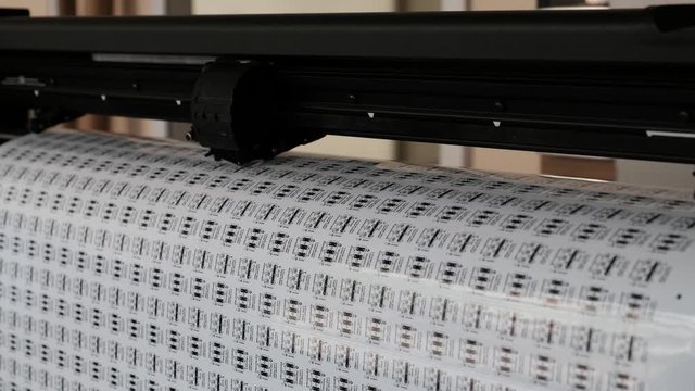 Vinyl cutter plotter machine and moving cutting head