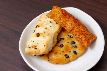 せんべい、おかき、煎餅、揚げ物、焼き物、焼き煎餅、黒豆、和菓子、日本和菓子、お菓子、おやつ、間食