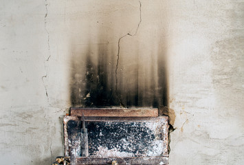 smoke comes out of the stove, the fire is dangerous