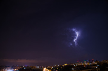 tormenta en la ciudad e barcelona con relampagos