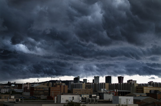 tormenta en la ciudad e barcelona con relampagos