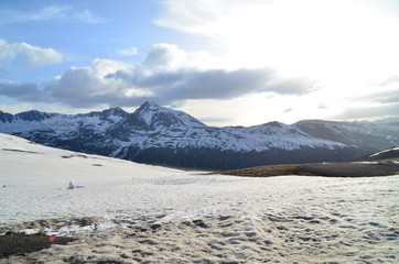 paisaje de montañas con nieve en invierno