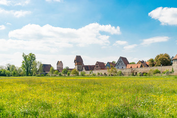 Die Skyline von Dinkelsbühl in Bayern mit dem Wahrzeichen Bäuerlinsturm und der historischen Stadtmauer. Die Stadt liegt an der Romantischen Straße und ist ein beliebtes Fotomotiv in Franken.