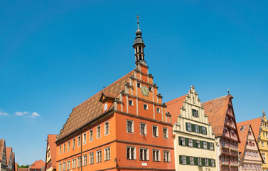 Diese Häuserzeile befindet sich in der Innenstadt von Dinkelsbühl in Mittelfranken (Bayern/Deutschland). Die Stadt ist weltweit bekannt für ihre mittelalterliche fränkische Innenstadt.