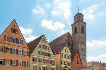 Fototapeta premium Diese Häuserzeile mit Kirche befindet sich in der Innenstadt von Dinkelsbühl in Mittelfranken (Bayern/Deutschland). Die Stadt ist weltweit bekannt für ihre mittelalterliche fränkische Innenstadt.