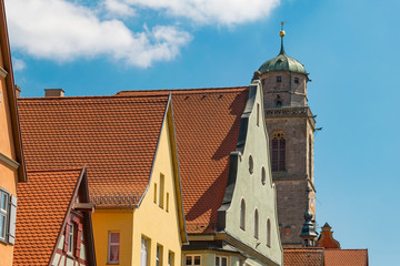 Obraz premium Diese Häuserzeile mit Münster befindet sich in der Innenstadt von Dinkelsbühl in Mittelfranken (Bayern/Deutschland). Die Stadt ist weltweit bekannt für ihre mittelalterliche fränkische Innenstadt.