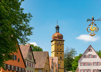 Fototapeta na wymiar Fränkische Häuser in Dinkelsbühl mit dem Segringer Tor