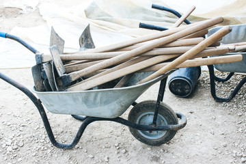 Earth wheelbarrow and pickaxe for archaeological excavations


