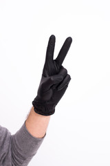 Mano con guante negro