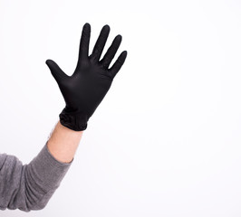 Mano con guante negro