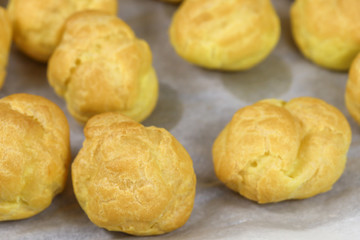 choux à pièce montée sur une feuille de cuisson