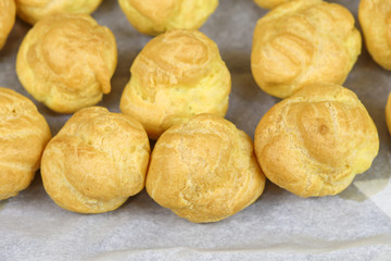 Fototapeta premium choux à pièce montée sur une feuille de cuisson