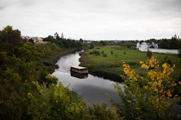 Obraz premium Attraction in the city of Suzdal. View of the river from above.