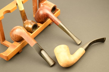 Stili di vita, belle pipe da collezionare:  vecchie pipe dritte e curve in radica scura e chiara su...