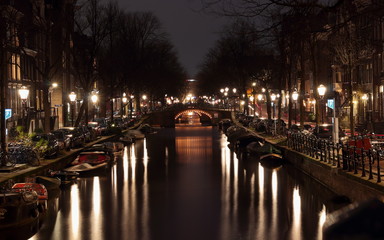 Fototapeta na wymiar night view of the canal in amsterdam