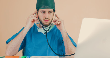 Cardiologo fa la visita online con lo stetoscopio e il computer