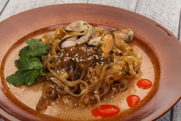 Wok noodle with mussels