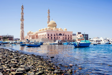Naklejka premium The main mosque in Hurghada and fishing ships