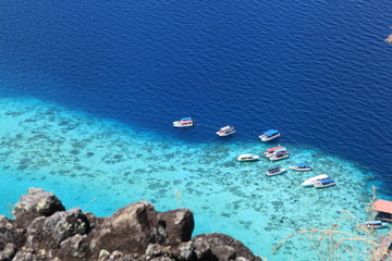 Fototapeta na wymiar coral reef in the blue sea with boat 